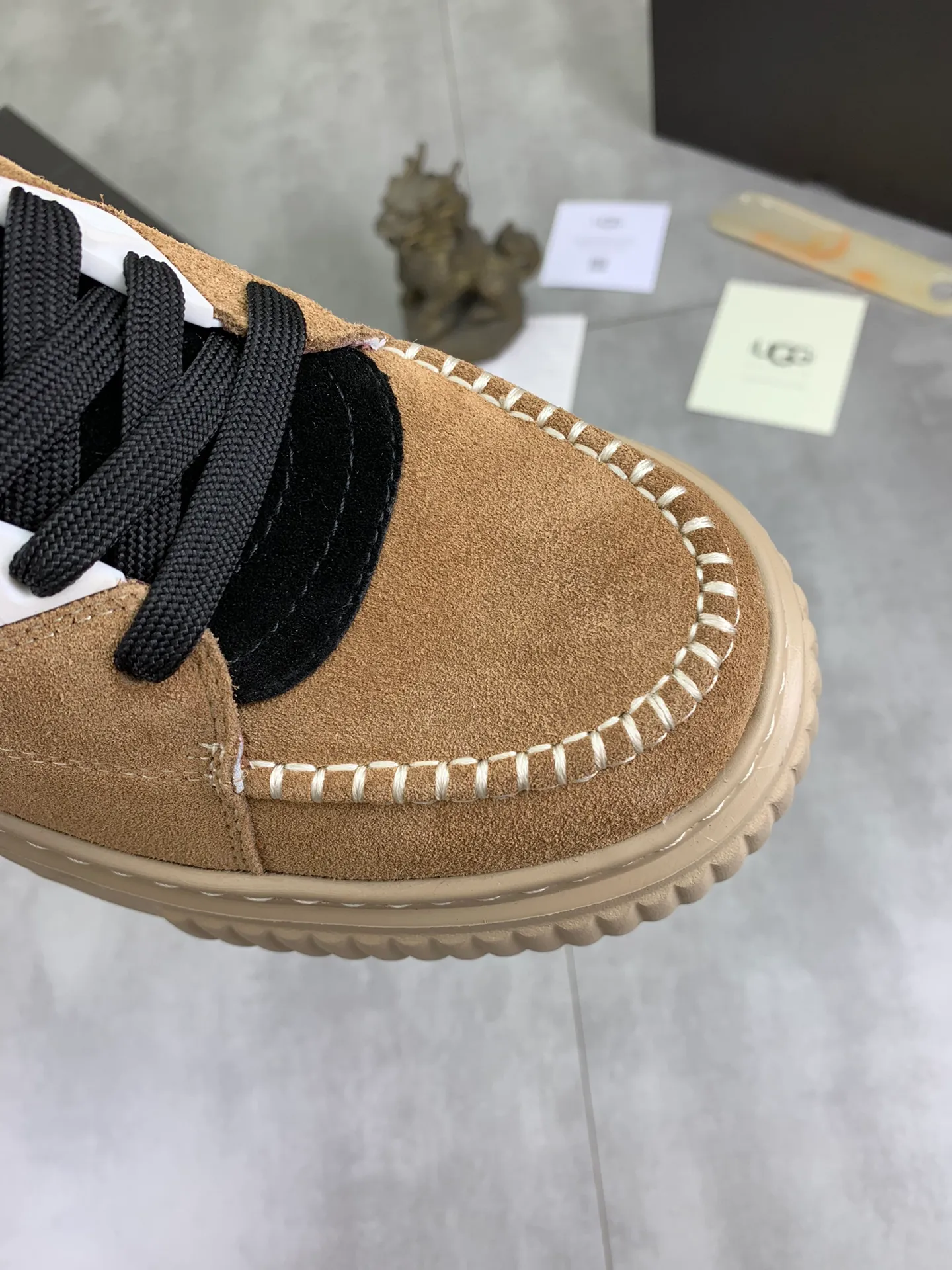 Men's shoes 💰P640 [New style] 💰 🆘 "Real wool" [UGG] 👉The popular men's shoes are synchronized with the official website 🔰The quality of the genuine products [satisfied] is not comparable to the imitations in the general market 🌀The upper is imported Italian frosted cowhide, and the lining is: foot pad 🅰️ grade 🐑Real wool👻Only Grade A can show the effect The hand feels smooth and delicate 🔱The shoe shape is grand, only genuine manufacturers can do it 🎄The perfect toughness of the original outsole 👻⬛️ allows customers to say goodbye to one-time consumption. Real wool lining, super warm. Available in black, brown and gray. Size: 39-44